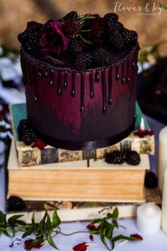 large.1333678437_GothicBirthdayCakeIdeas120820.jpg